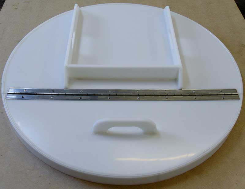 Polypropylene hinged fermentor lid